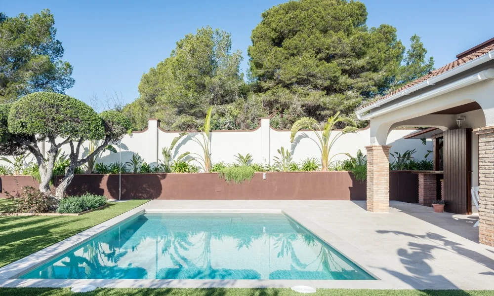 diseño jardin con piscina