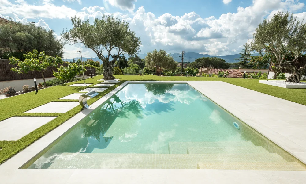 diseño jardin con piscina