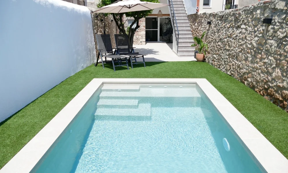 piscina estilo minimalista