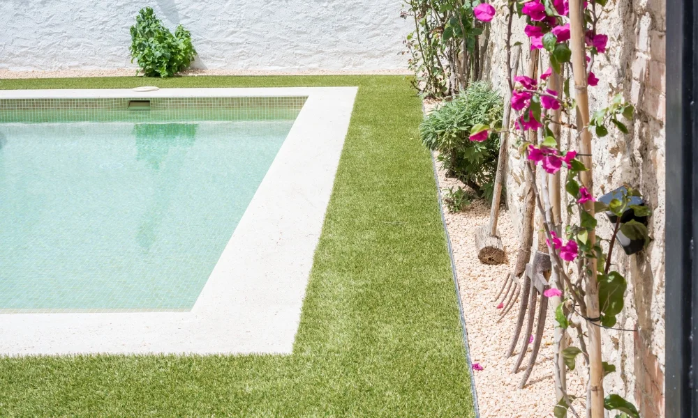 Piscinas con banco y escalera