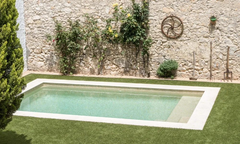 Piscinas con banco y escalera