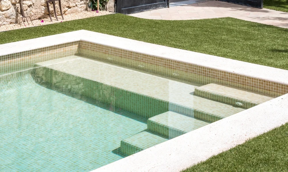 Piscinas con banco y escalera