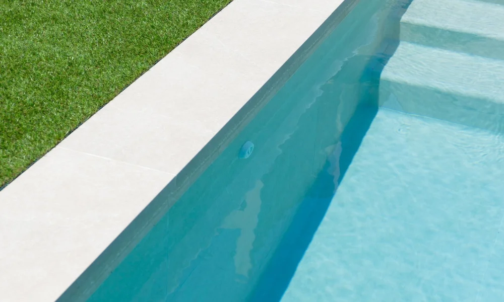 mantenimiento porcelánico en piscinas