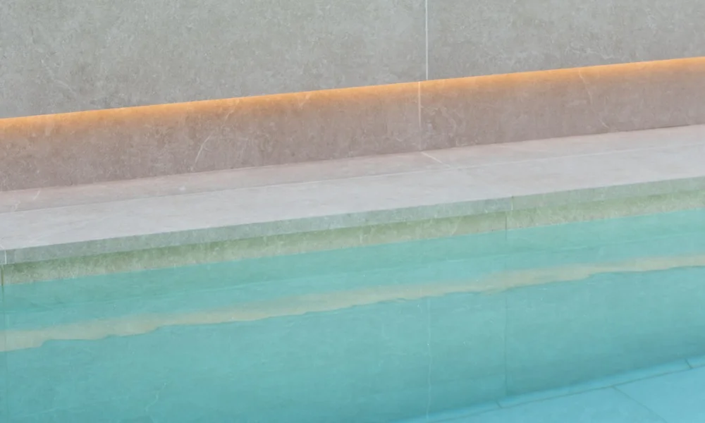 porcelánico piscina de gran formato