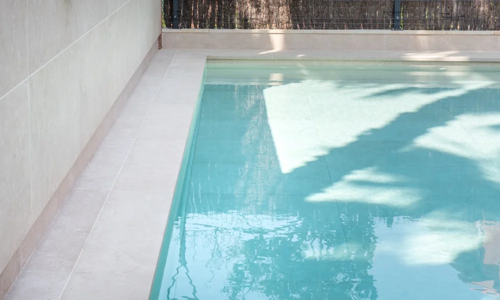 porcelánico piscina de gran formato