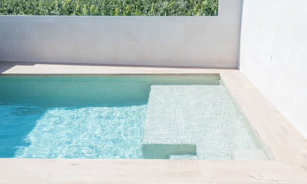 porcelánico piscina imitación madera