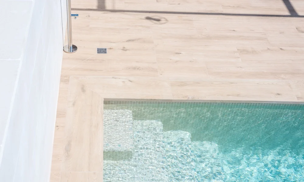 porcelánico piscina imitación madera