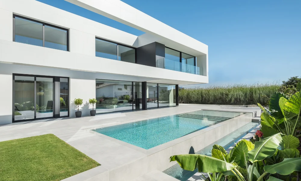 casa con piscina minimalista