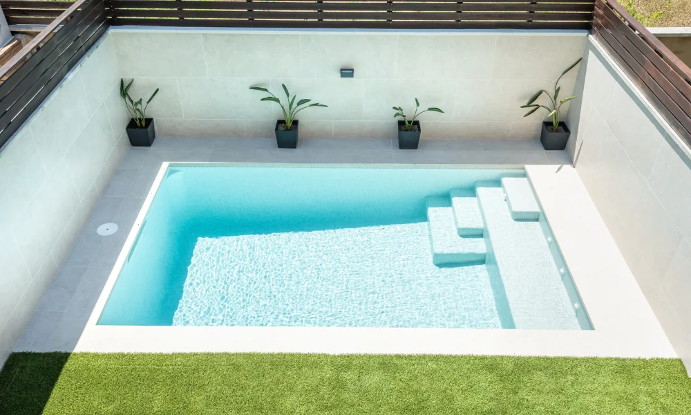 piscina minimalista pequeña