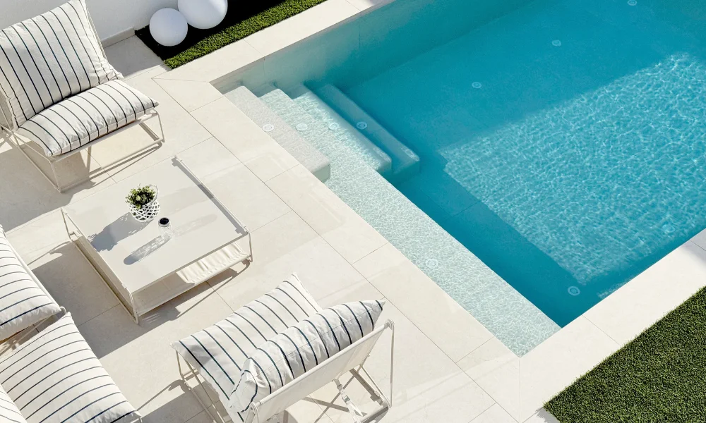 casa con piscina minimalista