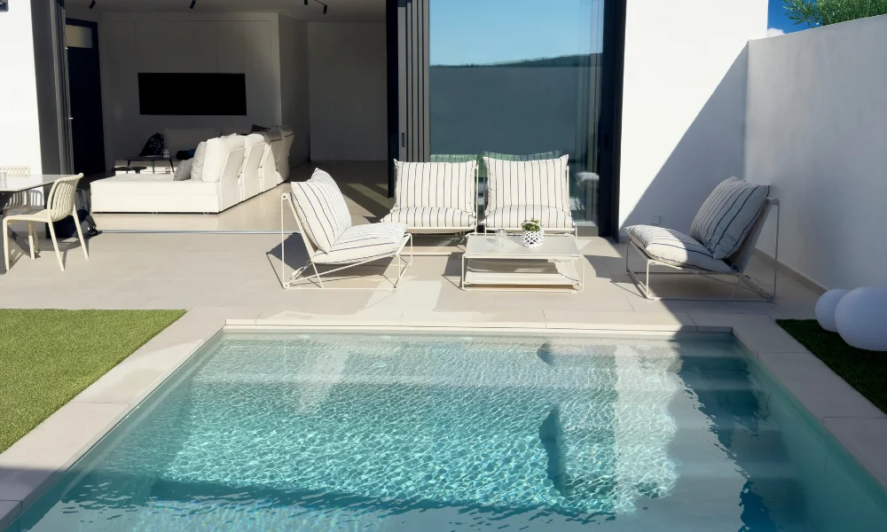 casa con piscina minimalista