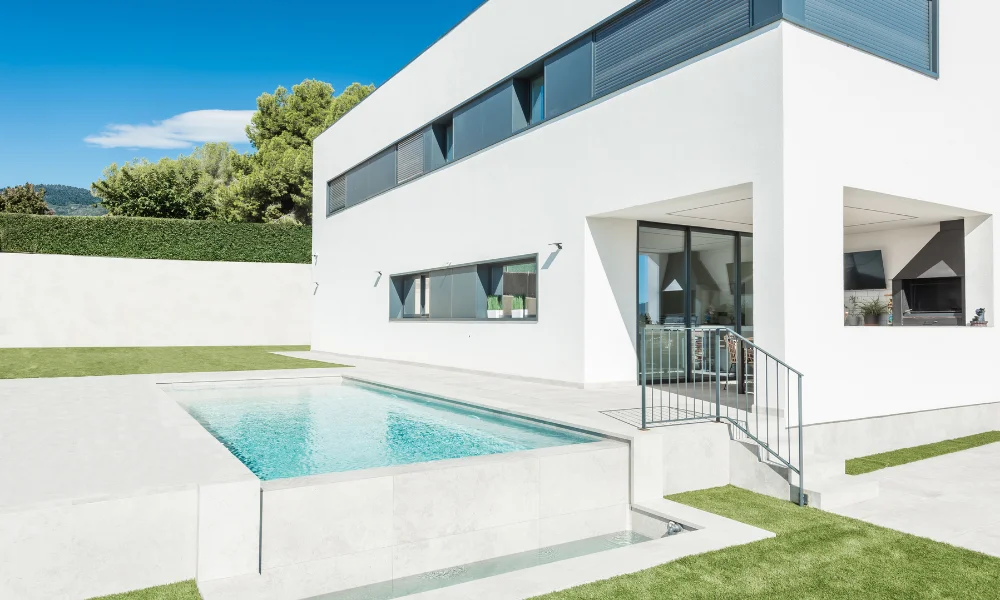 piscinas de obra con desnivel